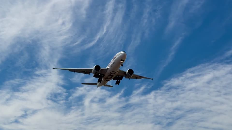 Avión de carga aterrizando
